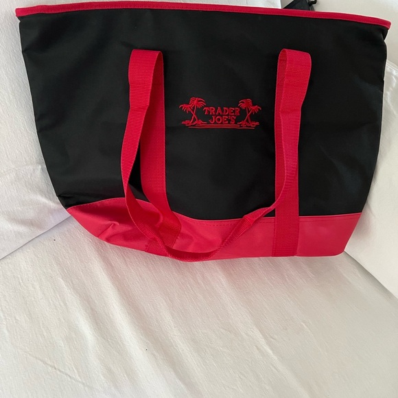 Trader Joes’s insulated bag - Picture 3 of 4